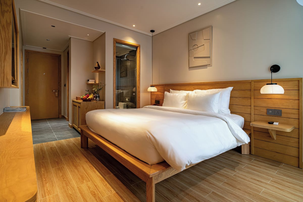 Superior King | 1 bedroom, desk, laptop workspace, soundproofing