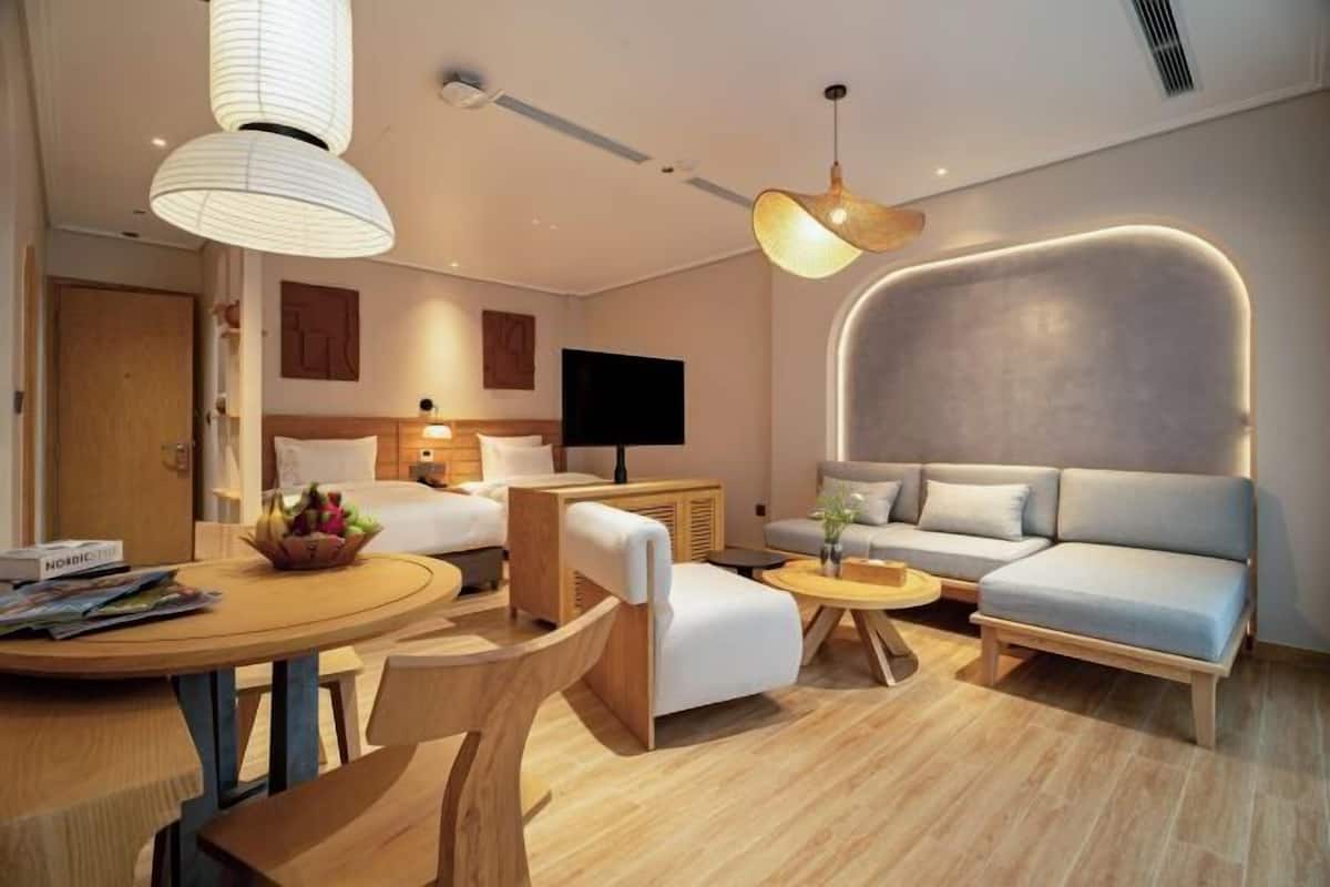 1 bedroom, desk, laptop workspace, soundproofing