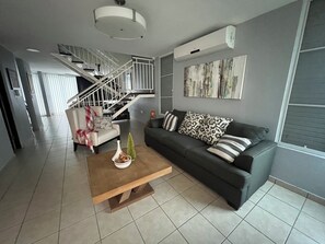 Smart TV, books - 4-bedroom house in enchanting Canovanas with WiFi, AC. Relax and unwind (Canovanas)