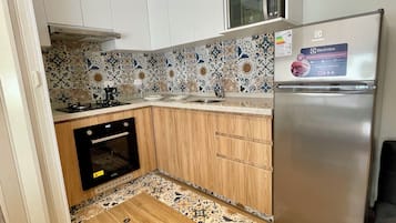 Microwave, oven, coffee/tea maker, electric kettle