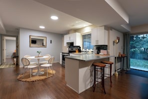 Fridge, oven, stovetop, dishwasher