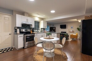 Fridge, oven, stovetop, dishwasher