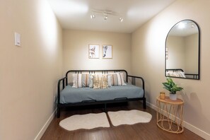 2 habitaciones, escritorio y tabla de planchar con plancha