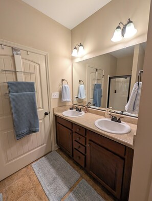 Secador de pelo, bidet, toallas, jabón