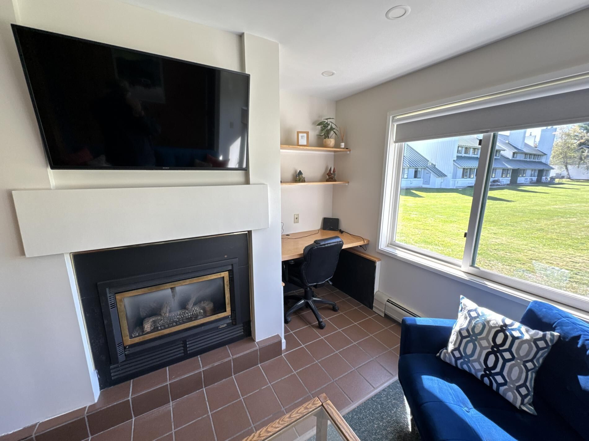 スマートテレビ、暖炉、書庫