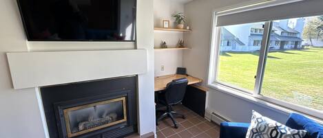 スマートテレビ、暖炉、書庫