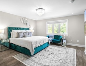 4 bedrooms, iron/ironing board, free WiFi, bed sheets - Spacious 4-Bedroom Retreat next to Welland Waterpark – Perfect for Families!"
(Welland)