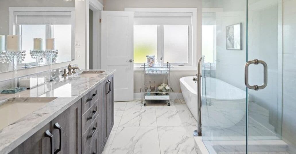 Secadora de cabello, toallas, jabón, shampoo 