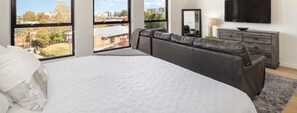 Tabla de planchar con plancha, wifi gratis y ropa de cama