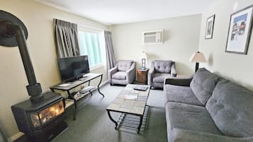 Televisión y chimenea