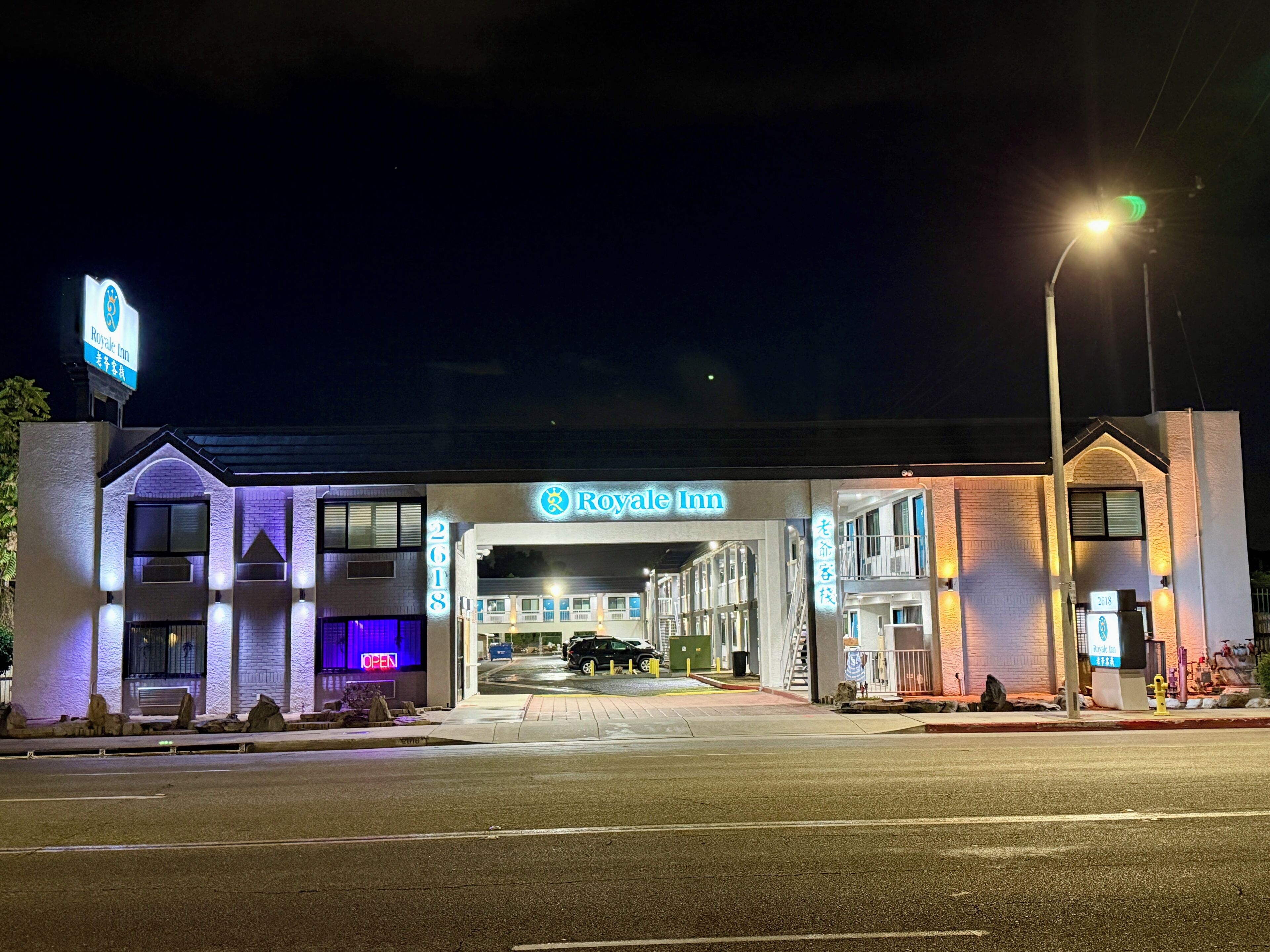 施設の正面 (日没後)