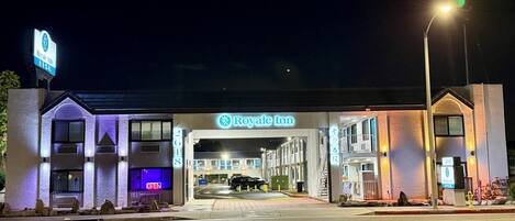 Boendets fasad - kväll/natt