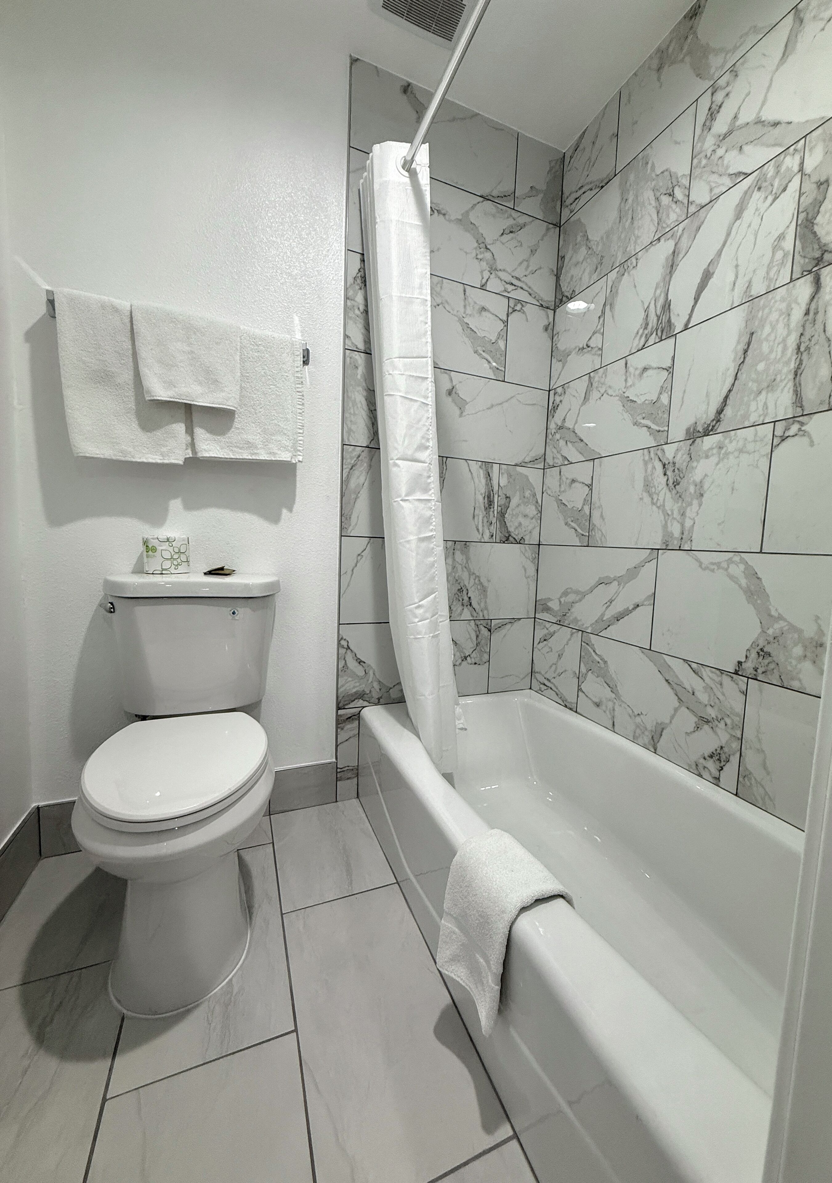 Standard Room, 2 Queen Beds | Bathroom