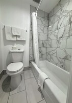 Habitación estándar, 2 camas de matrimonio | Baño | Artículos de higiene personal gratuitos, toallas y papel higiénico