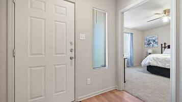 3 chambres, fer et planche à repasser, Wi-Fi, draps fournis