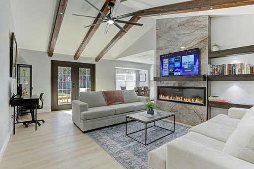 NEW Charming 3BR 2BA w/Modern Fireplace by Domain @ Q2 Stadium