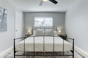 3 habitaciones, escritorio, tabla de planchar con plancha y wifi