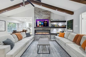 Smart TV, chimenea y monitor de computadora