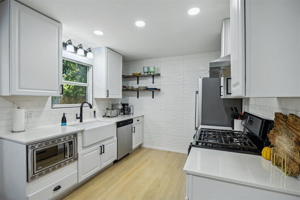 Kühlschrank, Mikrowelle, Ofen, Herdplatte