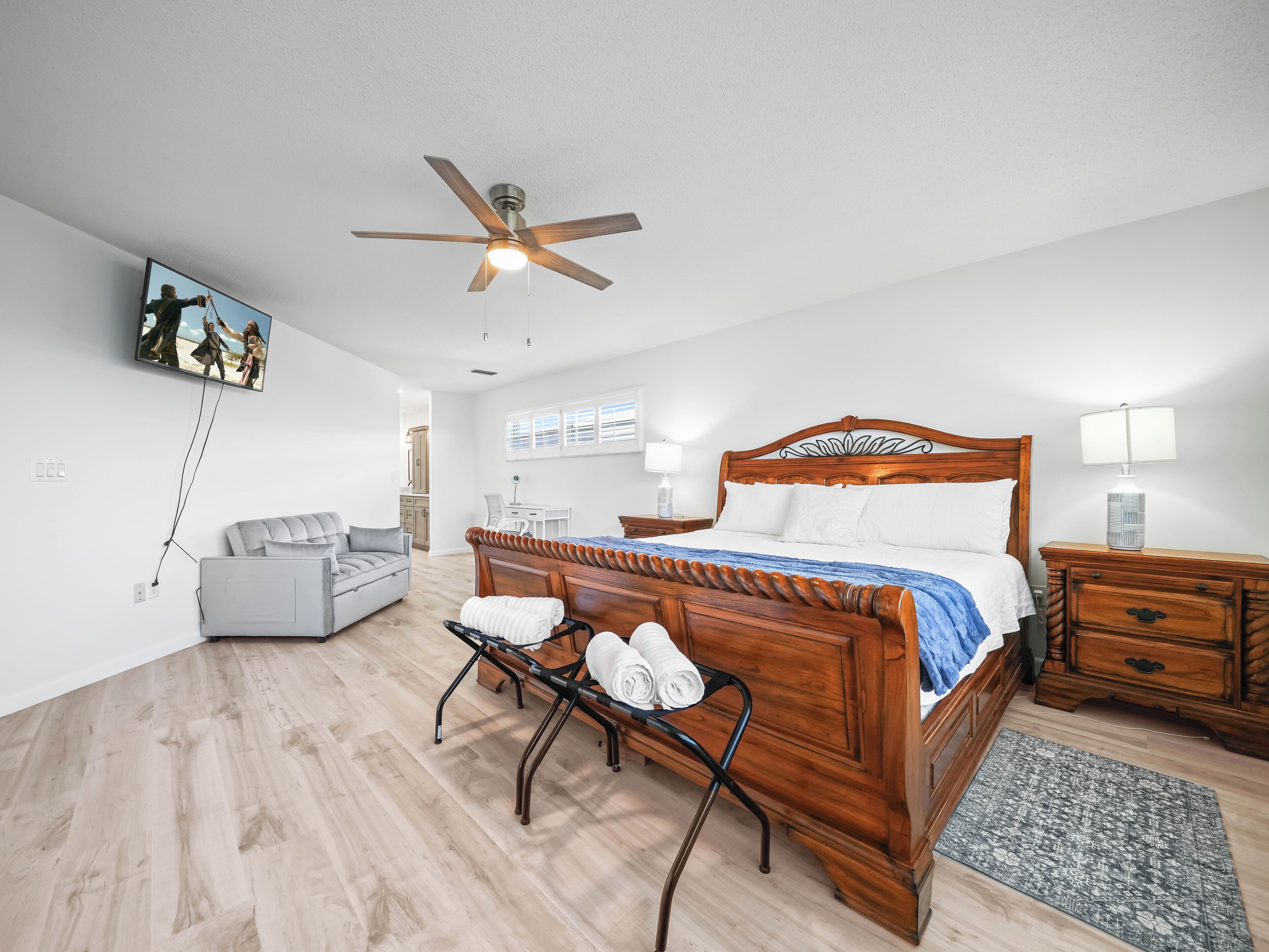 3 chambres, bureau, fer et planche à repasser, lit parapluie