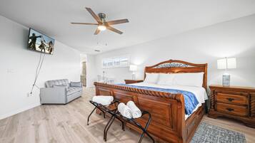 3 chambres, bureau, fer et planche à repasser, lit parapluie