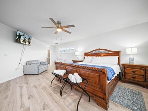 3 chambres, bureau, fer et planche à repasser, lit parapluie