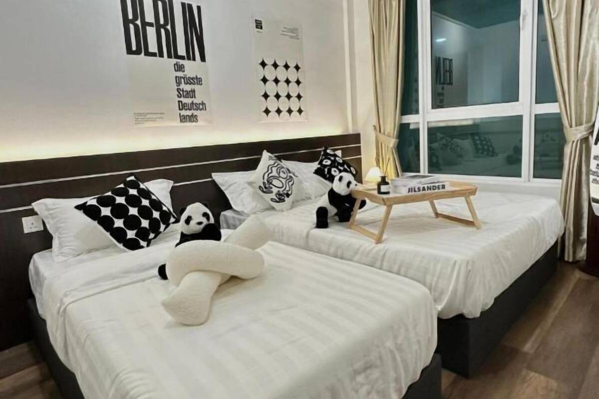 Desk, soundproofing, free cots/infant beds, free WiFi