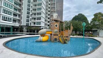 2 albercas al aire libre