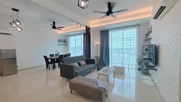 Appartement Deluxe, 4 chambres, balcon, vue piscine | Coin séjour