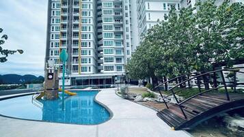 Vista frontal de la propiedad