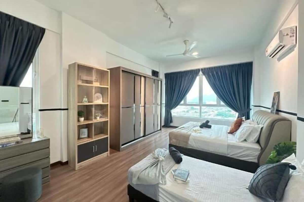 Desk, soundproofing, free cots/infant beds, free WiFi