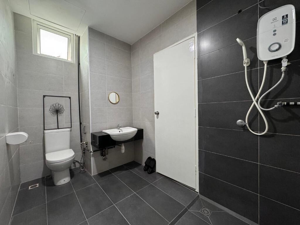 Une salle de bain moderne équipée de toilettes, d’un lavabo et d’une douche.