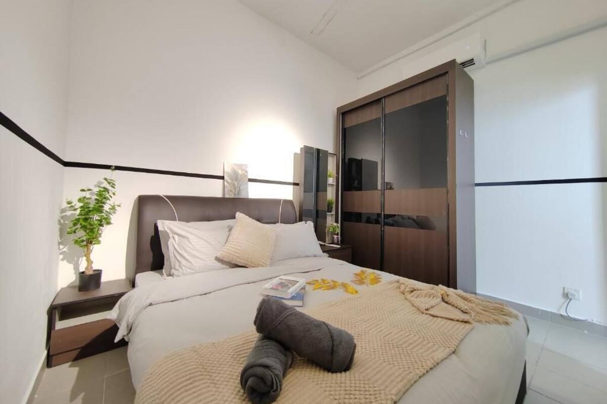 Family Penthouse, 5 Bedrooms, Balcony, Pool View | 5 bedrooms, desk, soundproofing, free cribs/infant beds
