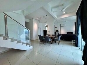 Ático familiar, 5 habitaciones, balcón, vistas a la piscina | Zona de estar | Una televisión de pantalla plana, una mesa de tenis de mesa