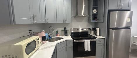 Apartment, 3 Bedrooms, Non Smoking, City View | Private kitchen