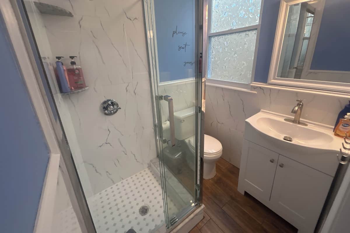 Apartment, 3 Bedrooms, Non Smoking, City View | Bathroom | Shower, hair dryer, towels, soap