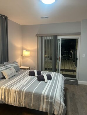 Departamento, 2 habitaciones, baño privado, vista a la ciudad | Escritorio, tabla de planchar con plancha y wifi gratis 