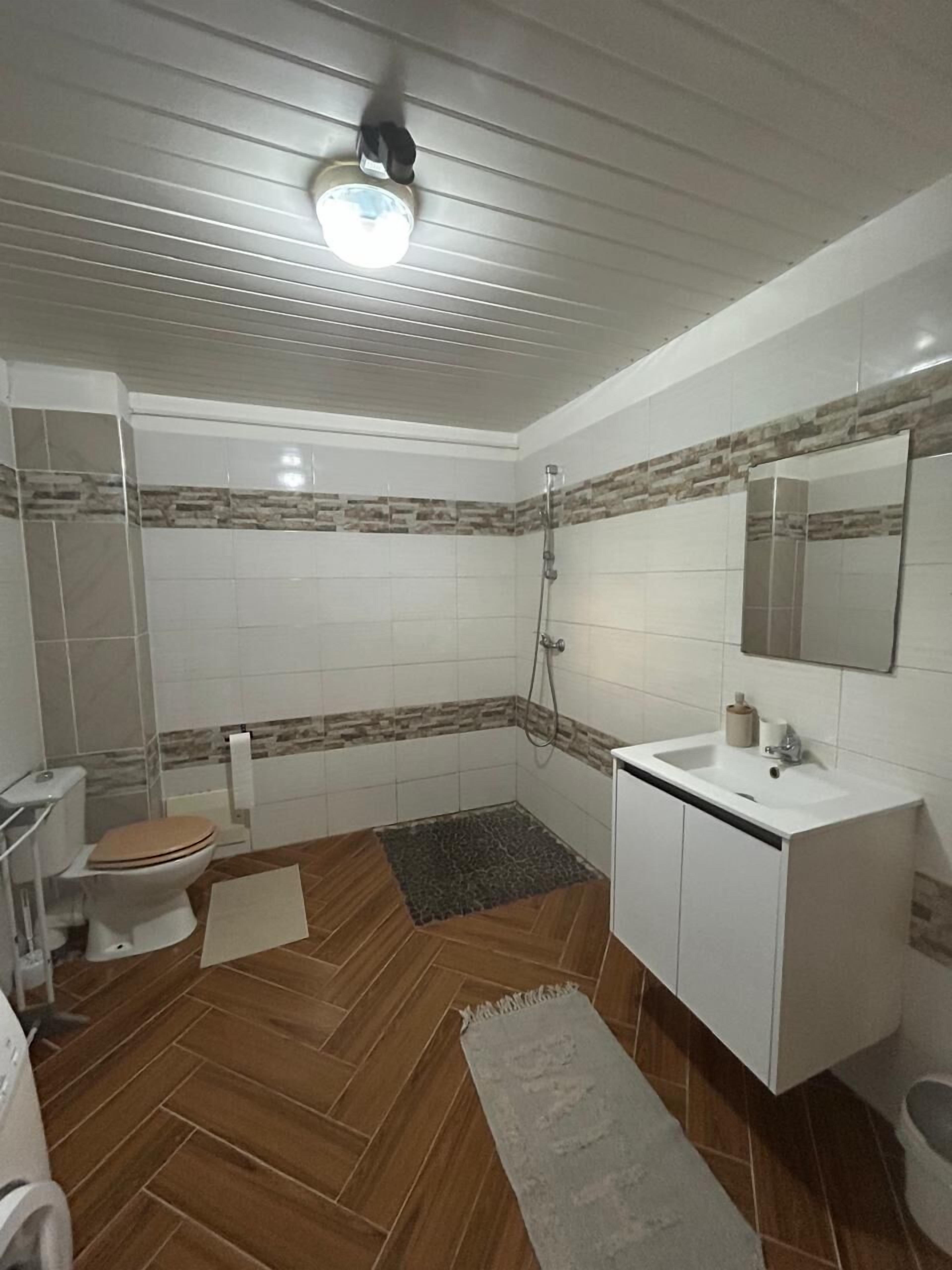 Serviettes fournies, savon, papier toilette