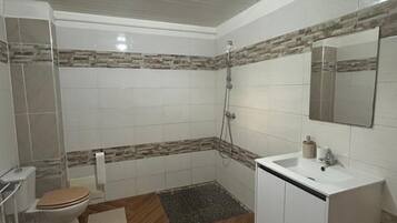 Serviettes fournies, savon, papier toilette
