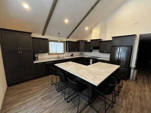 Private kitchen - Elk Horn Cabin Rental - Pet Friendly! (Valemount)