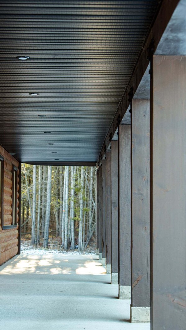 Property grounds - Elk Horn Cabin Rental - Pet Friendly! (Valemount)