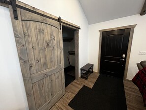 Interior - Elk Horn Cabin Rental - Pet Friendly! (Valemount)