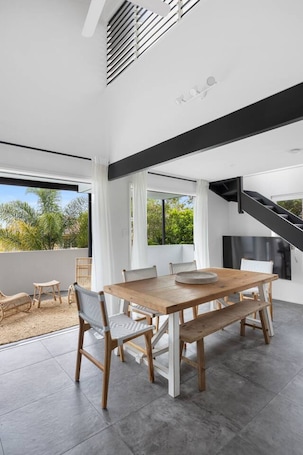 Dining. Relax in Sunshine beach,Noosa with pool