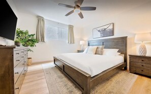 1 bedroom, desk, iron/ironing board, travel cot - North PB Gem with Jacuzzi & Parking Close to Beach & Shops (San Diego)