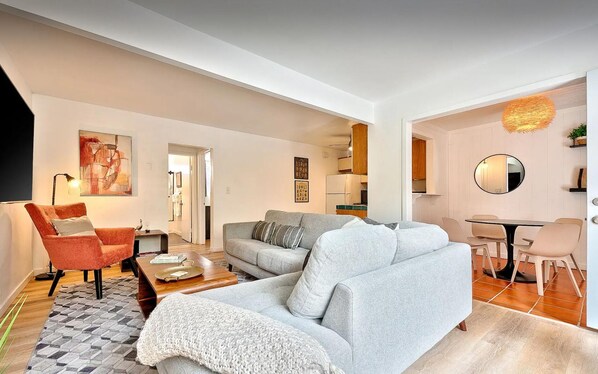 Smart TV, books - North PB Gem with Jacuzzi & Parking Close to Beach & Shops (San Diego)