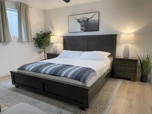 1 chambre, bureau, fer et planche à repasser, lit de bébé portatif