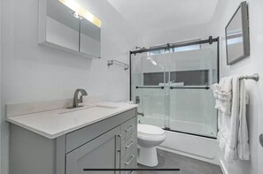 Hair dryer, towels, soap, shampoo - North PB Gem with Jacuzzi & Parking Close to Beach & Shops (San Diego)