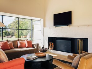 Smart-TV, Kamin, Stereoanlage, Computerbildschirme