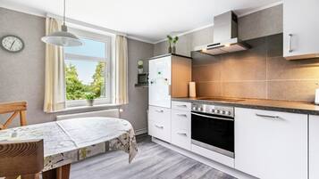 Coffee/tea maker, fridge, microwave, oven
