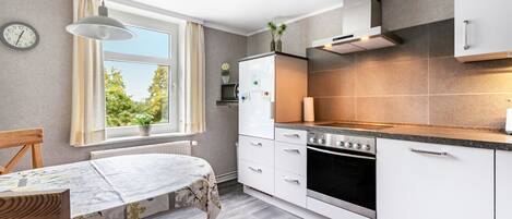 Réfrigérateur, four à micro-ondes, un four, surface de cuisson